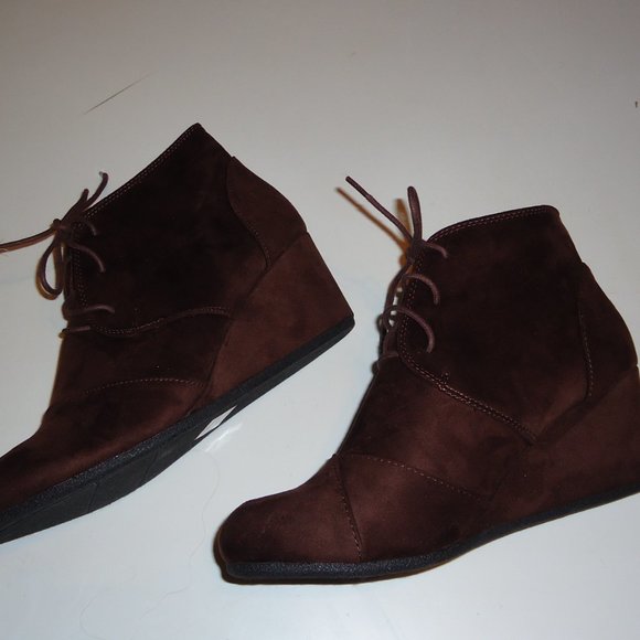 Dark Brown Vegan  Suede Lace Up Botties NEW - Picture 2 of 12